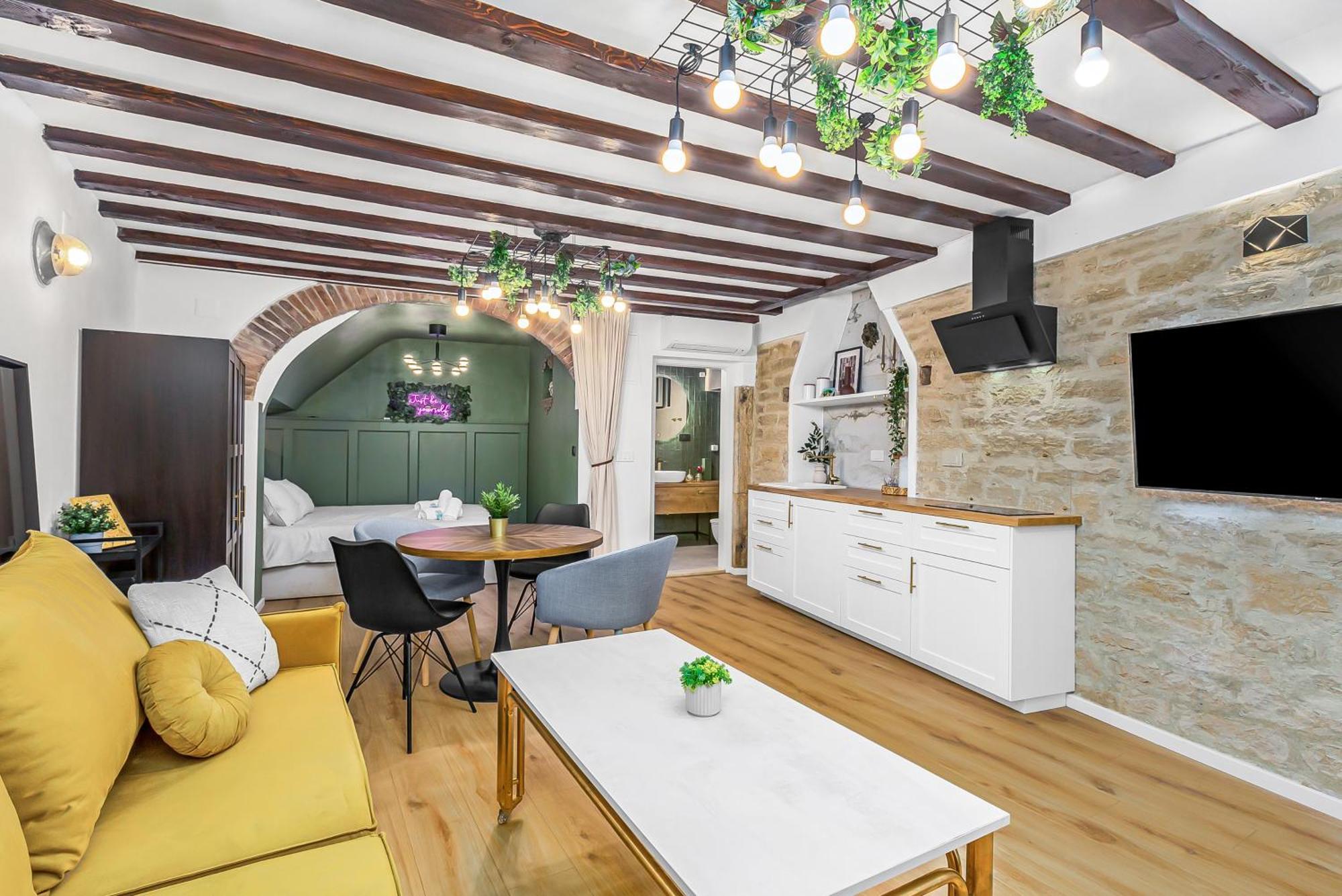 La Bestia Deluxe Studio Apartment Ровин Екстериор снимка