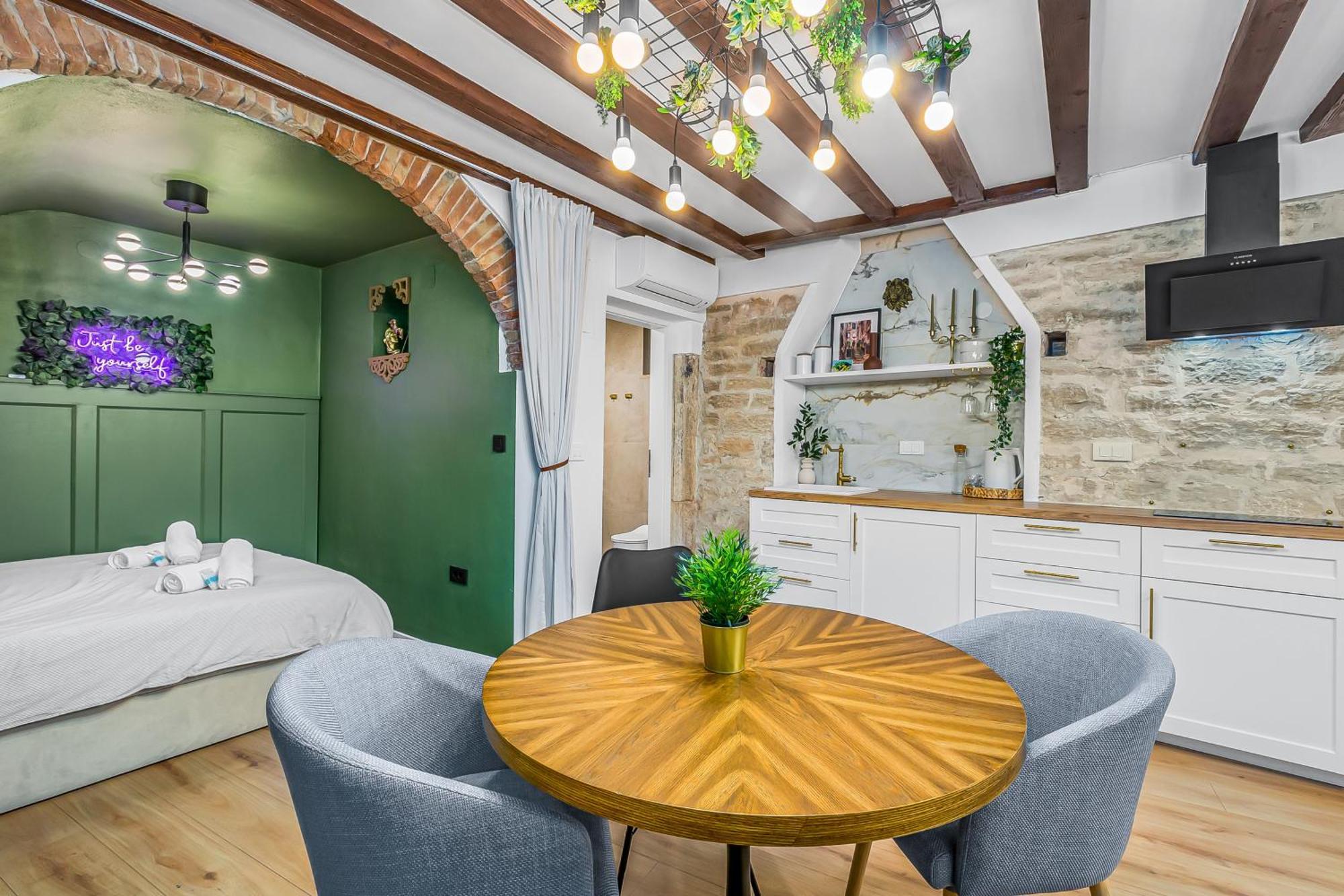 La Bestia Deluxe Studio Apartment Ровин Екстериор снимка